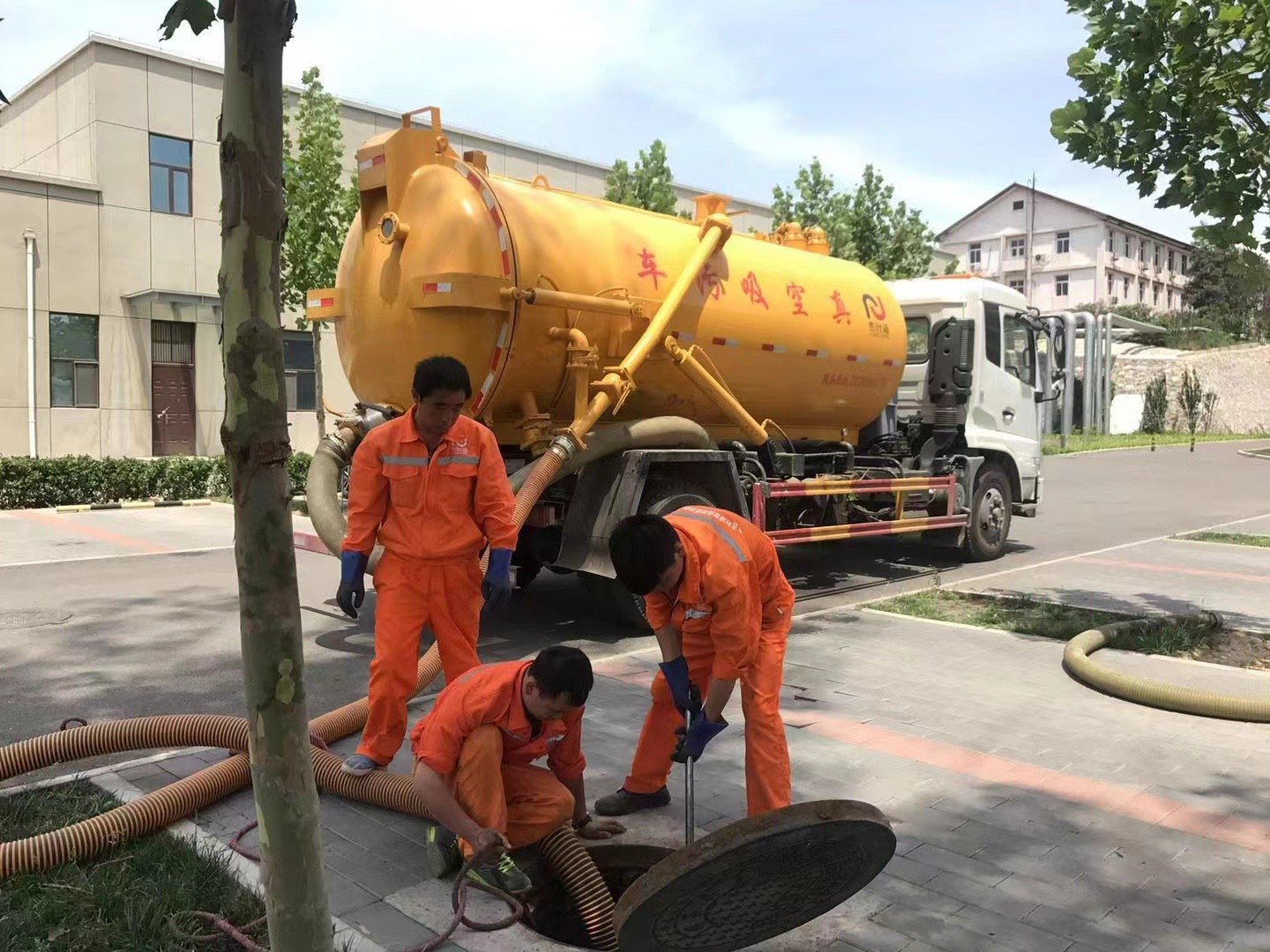 泗水管道疏通车停在窨井附近