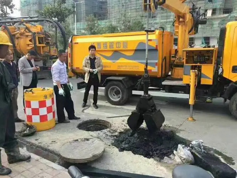 泗水街道：网格员化身“清道夫”，为民解忧疏通“堵心”化粪池