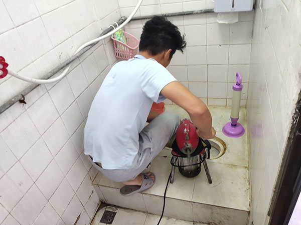 泗水肥皂掉到马桶里把马桶堵住了怎么办？马桶堵住了怎么办