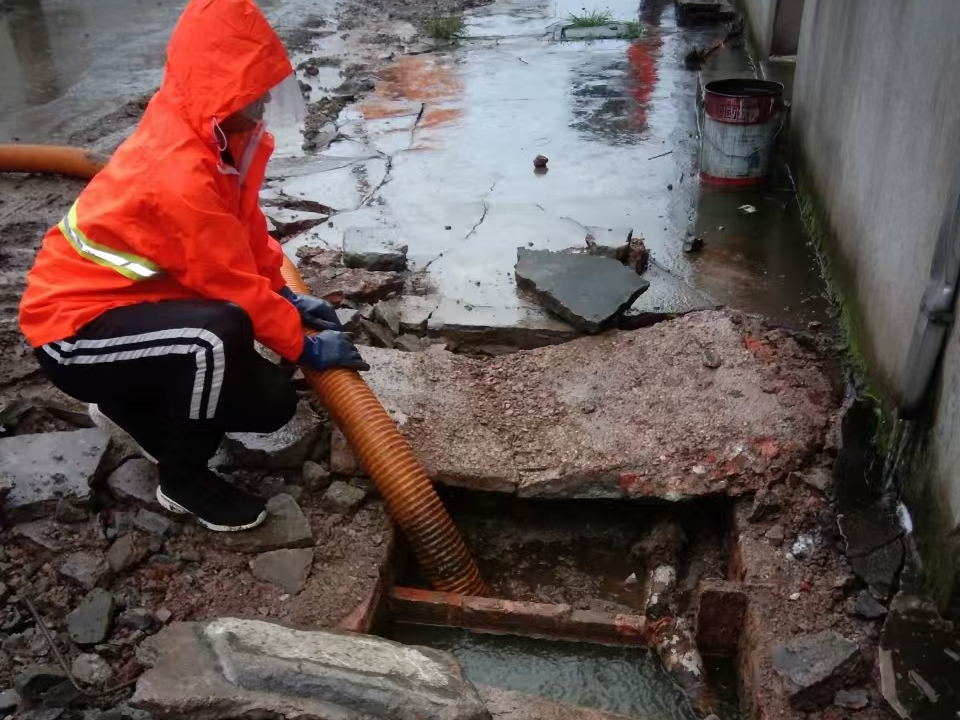 泗水专业清理污水池 炜誉市政以规范流程守护城市 “肠道”